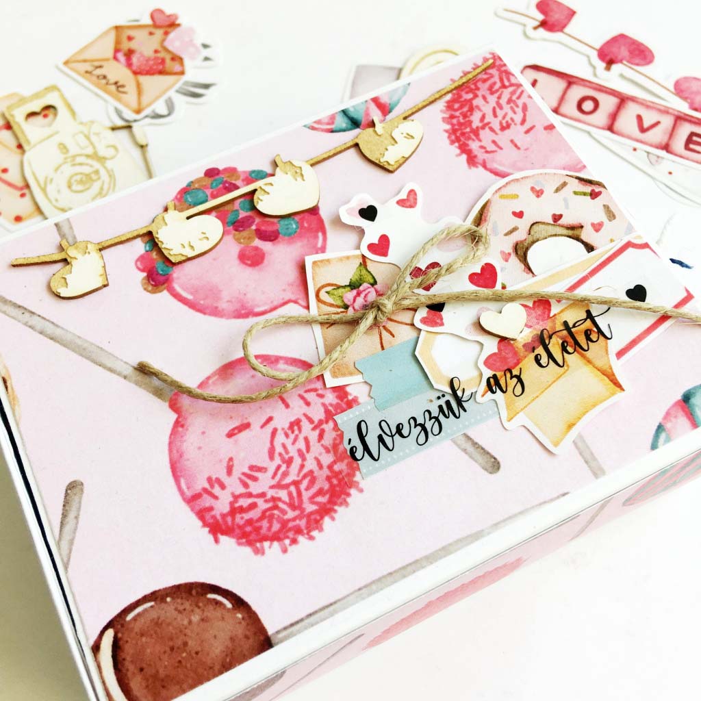 Dobozba z&aacute;rt kedvess&eacute;g ScrapUp! Blog