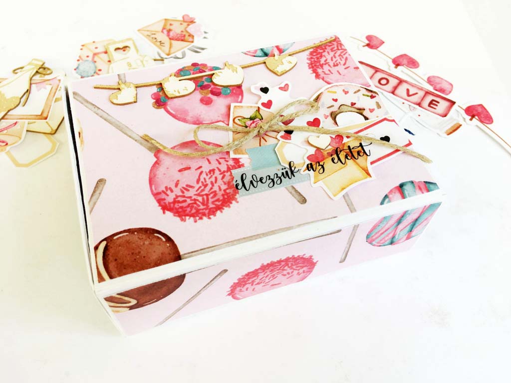 Dobozba z&aacute;rt kedvess&eacute;g ScrapUp! Blog