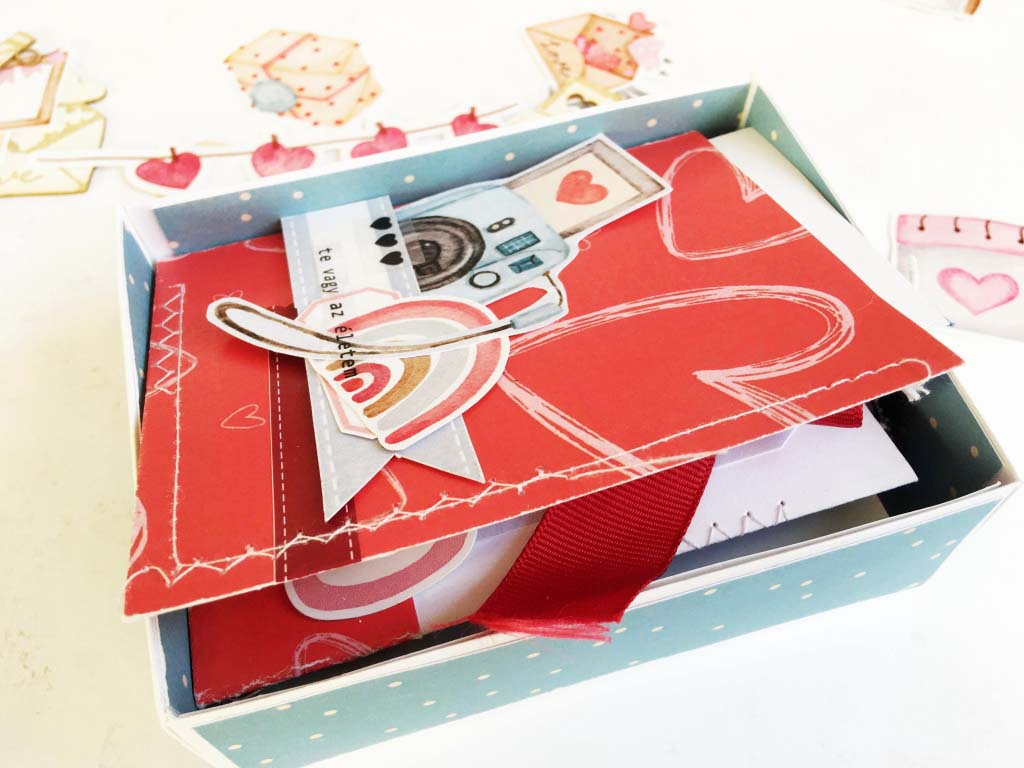 Dobozba z&aacute;rt kedvess&eacute;g ScrapUp! Blog